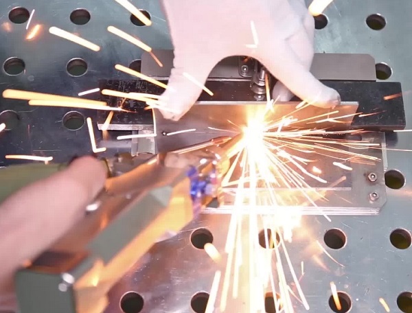 激光焊接機焊接時火苗減弱怎么辦? 激光焊接機焊接時火苗減弱怎么辦?