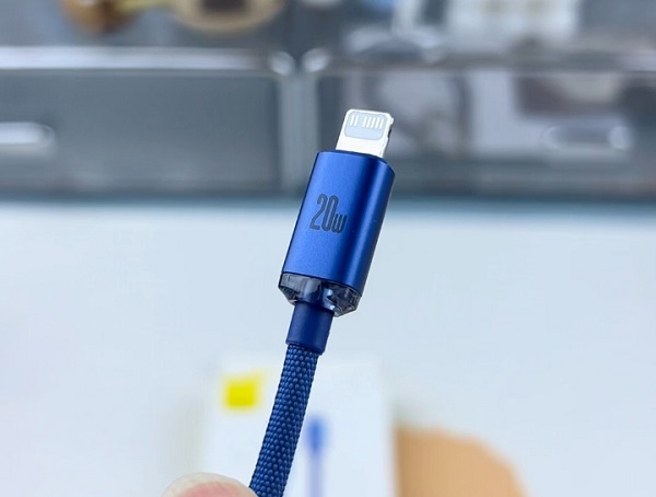 激光焊接機(jī)焊接USB手機(jī)數(shù)據(jù)線方案