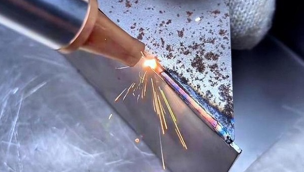 激光焊接機焊接過程中為什么會產生裂紋？