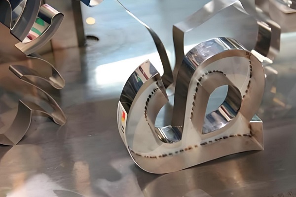 手持式激光焊接機焊鐵皮字和不銹鋼字好嗎？