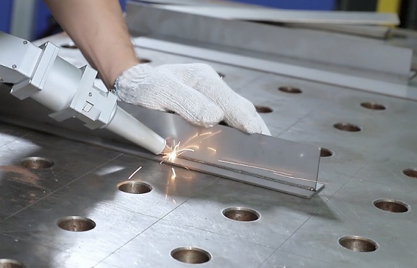 一臺1000W手持激光焊接機多少錢？