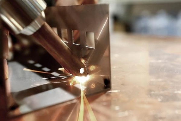 自動(dòng)激光焊接機(jī)廠(chǎng)家：激光焊接機(jī)能應(yīng)對(duì)多層多道焊接嗎？