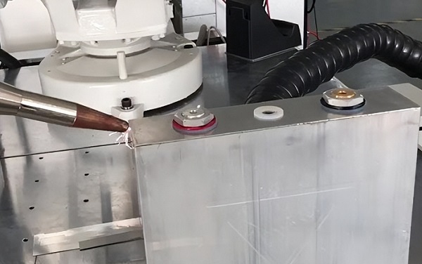 鋰電池激光焊接機在電動汽車電池生產中有哪些應用？