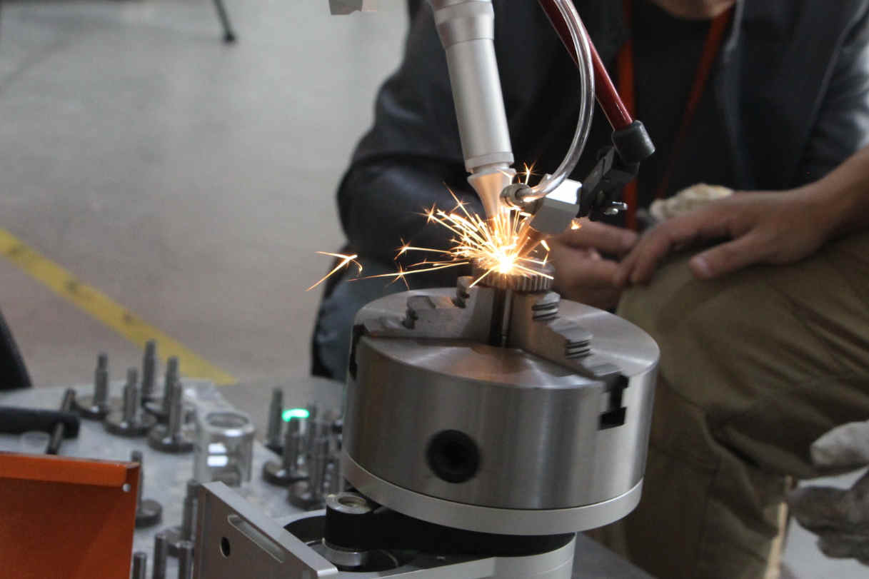 激光打標(biāo)機(jī)和焊接機(jī)有什么區(qū)別? 激光打標(biāo)機(jī)和焊接機(jī)有什么區(qū)別?